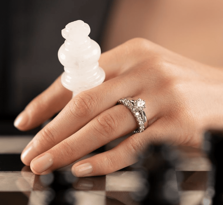 Prominenter Ring an einer Frauenhand
