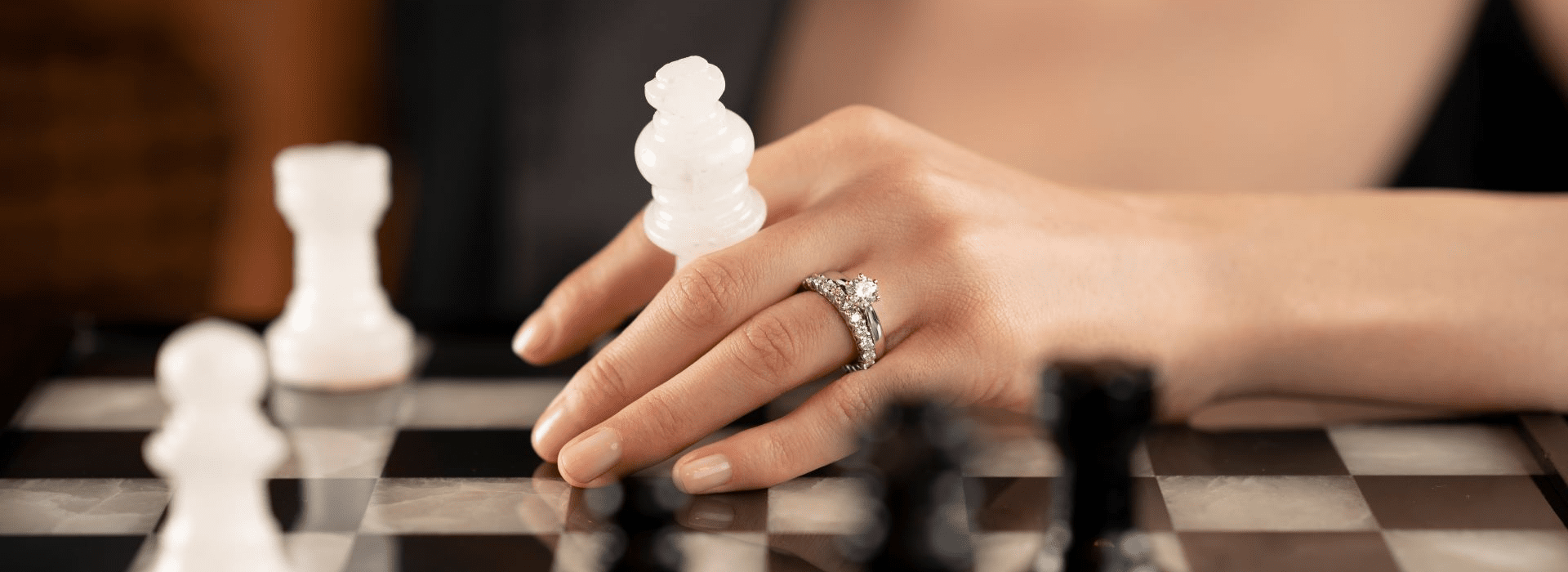 Prominenter Ring an einer Frauenhand