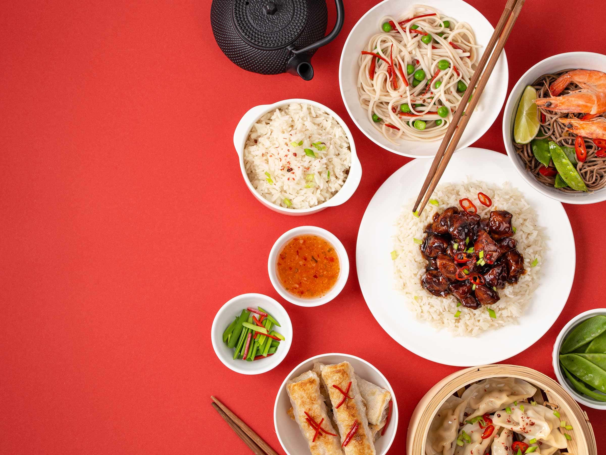 Verschiedene Teller mit asiatischem Essen