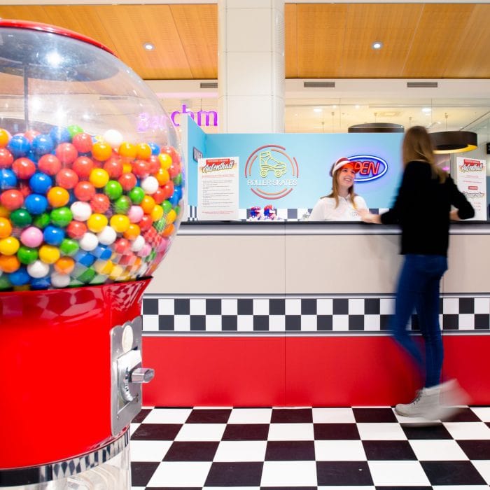 Ein Kaugummiautomat vor der Ausgabetheke der Candy-Rollschuhbahn