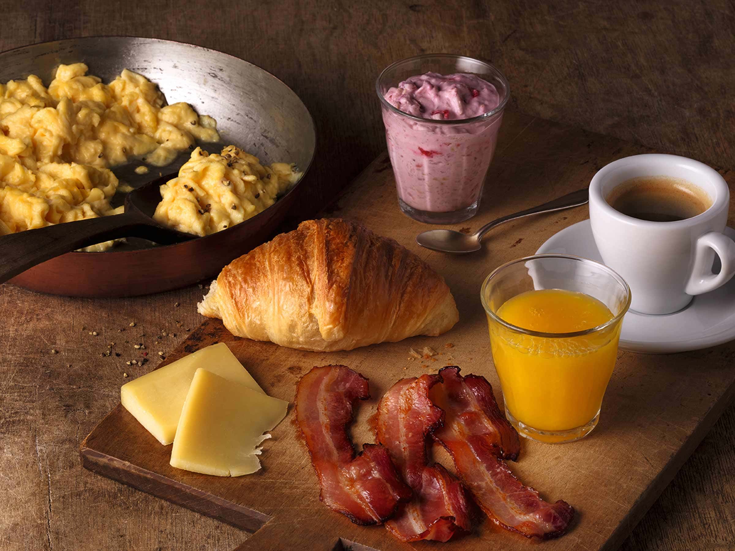 Ein Frühstück von Manora mit Kaffee, Eiern, Müsli