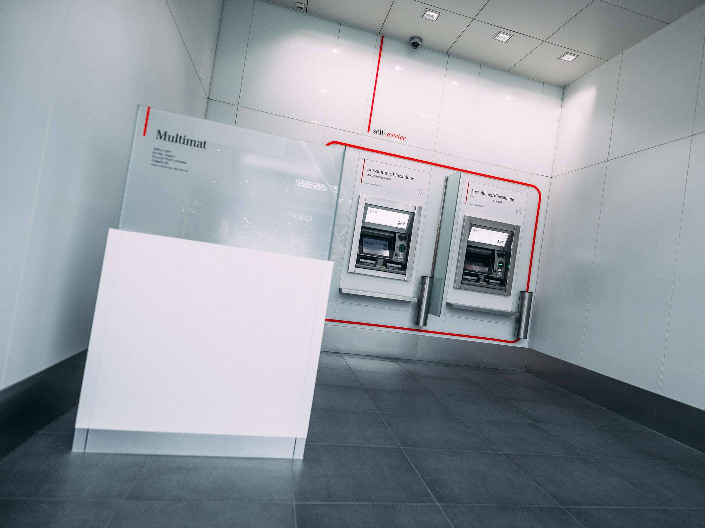Geldautomaten der UBS im Emmen Center