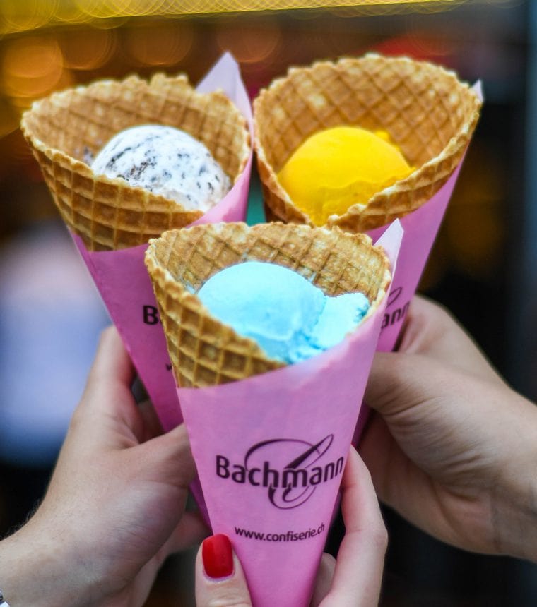 Drei verschiedene Eissorten in Waffeln von der Confiserie Bachmann