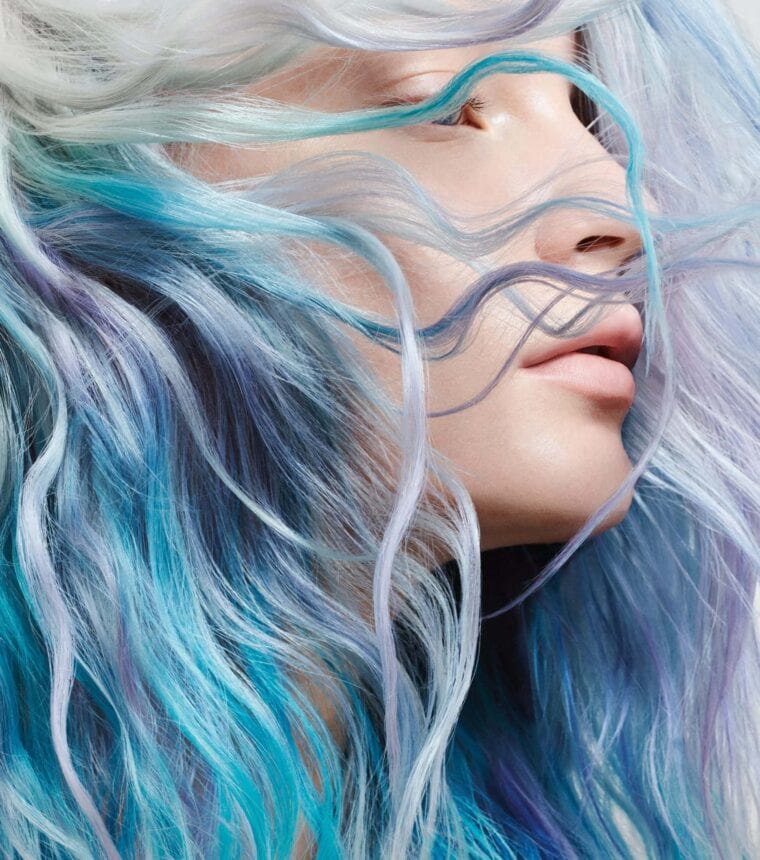 Frau mit blauen Haaren