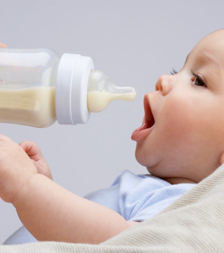 Baby bekommt eine Flasche mit Milch