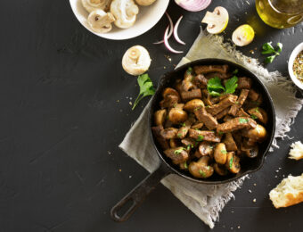 Pfanne mit geschnetzeltem Rindfleisch Stroganoff mit Pilzen