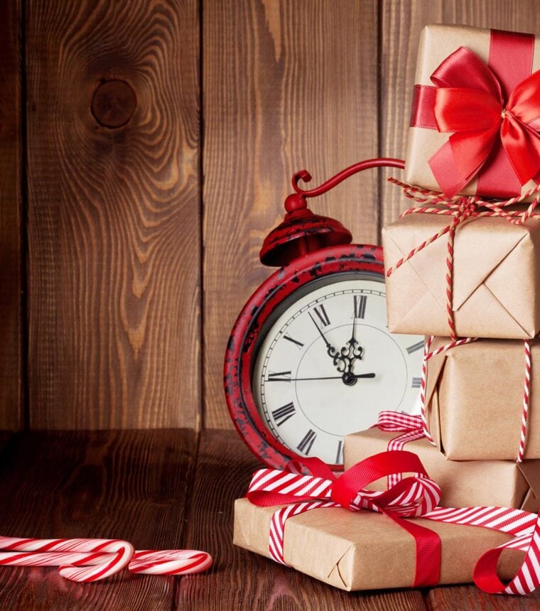 Eine Uhr und Weihnachtspakete
