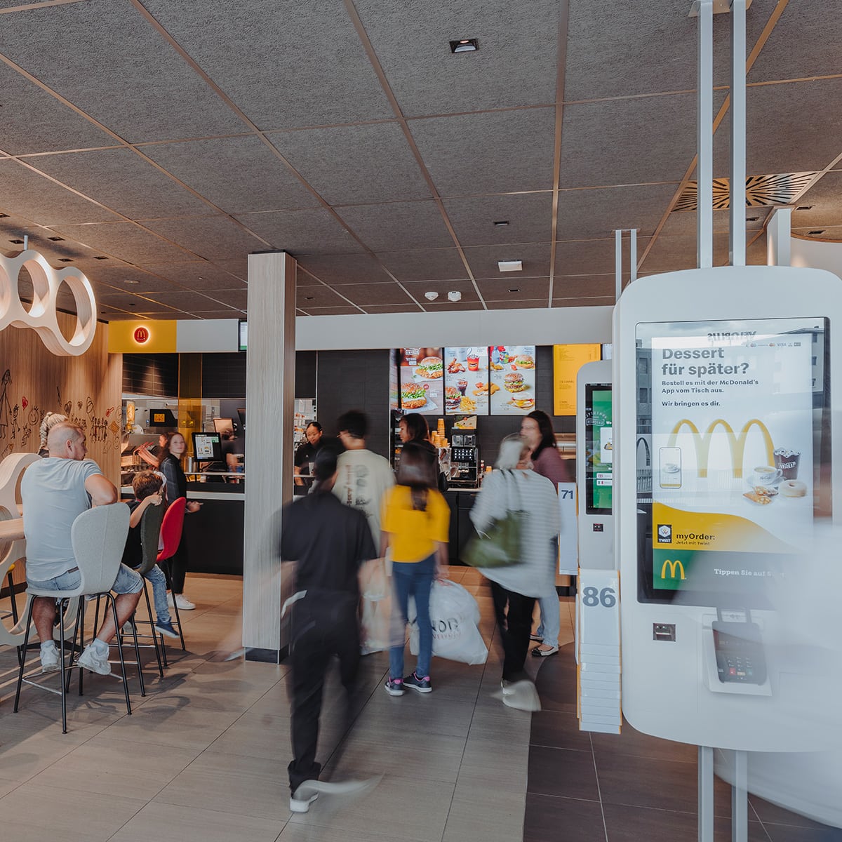McDonalds Restaurant Burger und Pommes