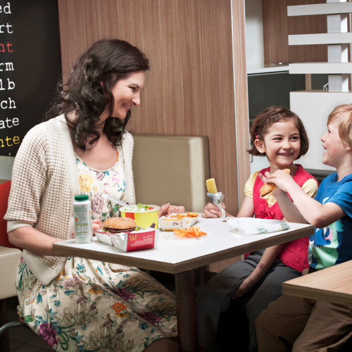 Gäste McDonalds Emmen Center Mutter Kinder