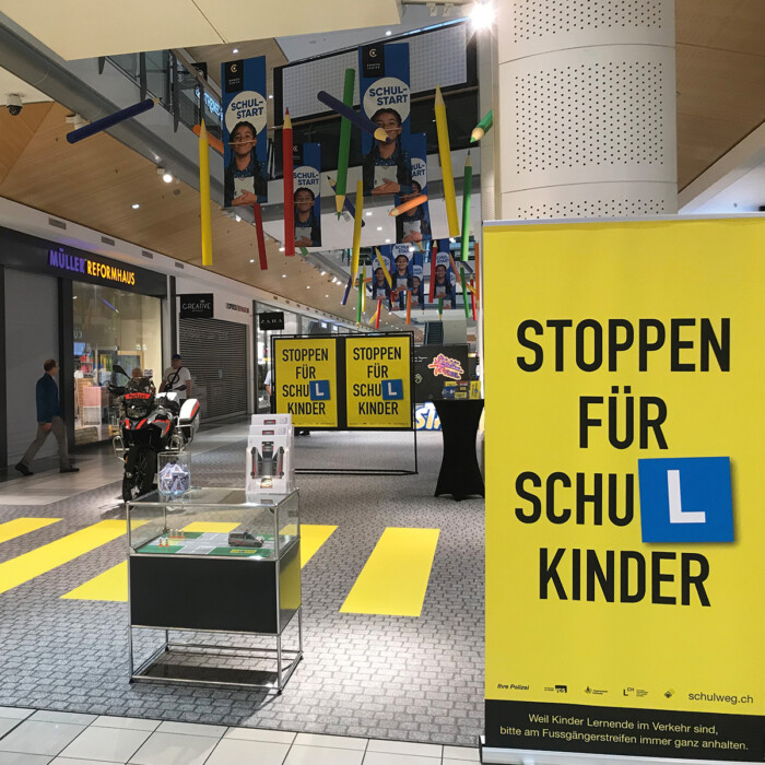Event Fläche im Emmen Center Plakat mit dem Slogan: Stoppen für Schulkinder
