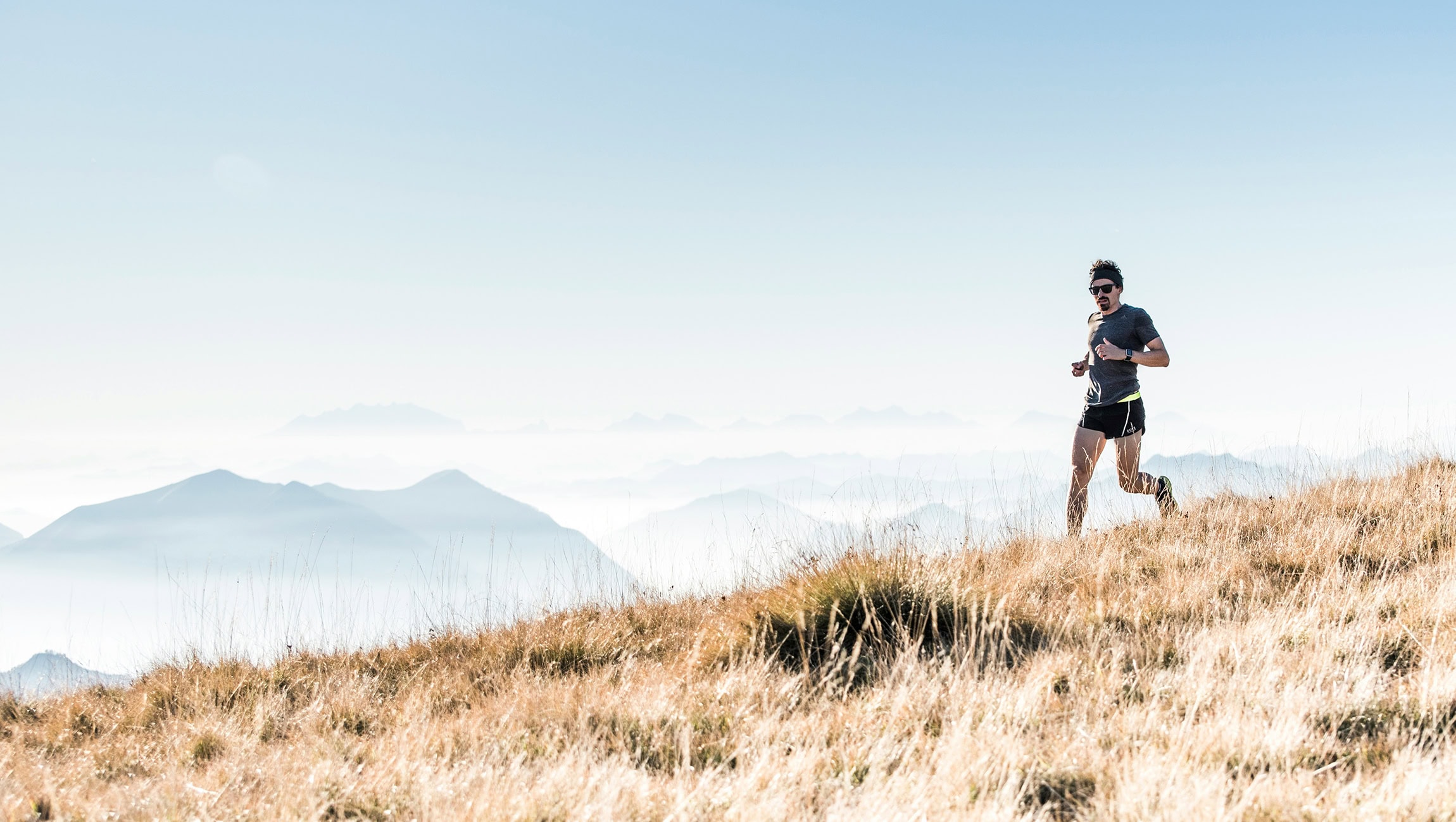 Mann am Joggen im Gebirge